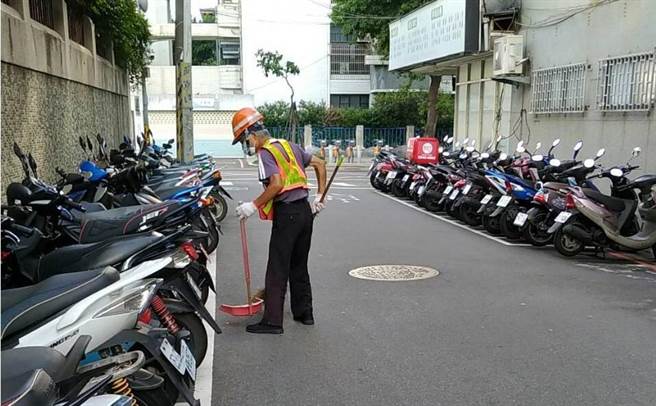 勞工局近日再媒合環保局釋出530職缺，包括清掃維護、疏濬水溝、垃圾清運及廚餘回收等工作，盼協助民眾暫度難關。（新北市勞工局提供）