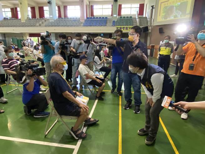 台中市长卢秀燕到东山高中快打站关心民眾接种的状况。（冯惠宜摄）