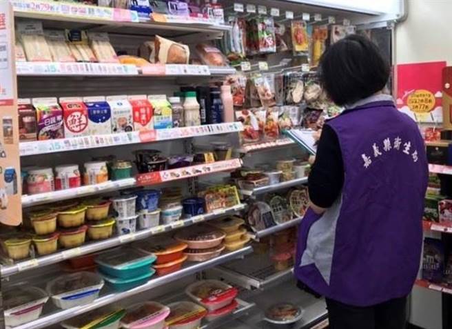 嘉義縣衛生局針對縣內各大超商、賣場、餐飲業等場所展開熟食即食食品抽驗，共抽驗48件產品。（嘉義縣政府提供∕呂妍庭嘉義傳真）
