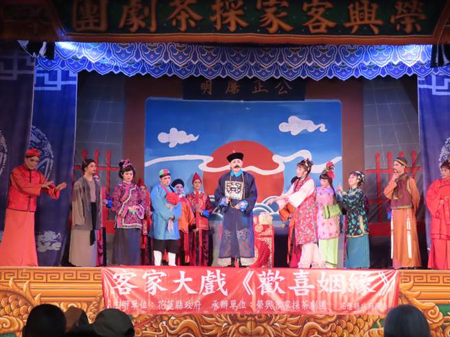 花莲县政府今年首度聘请国内知名客家剧团「荣兴客家採茶剧团」前往花莲开办授课，有兴趣的民眾即日起可电洽客家事务处民俗艺术科或上网报名。（花莲县政府客家事务处提供／罗亦晽花莲传真）