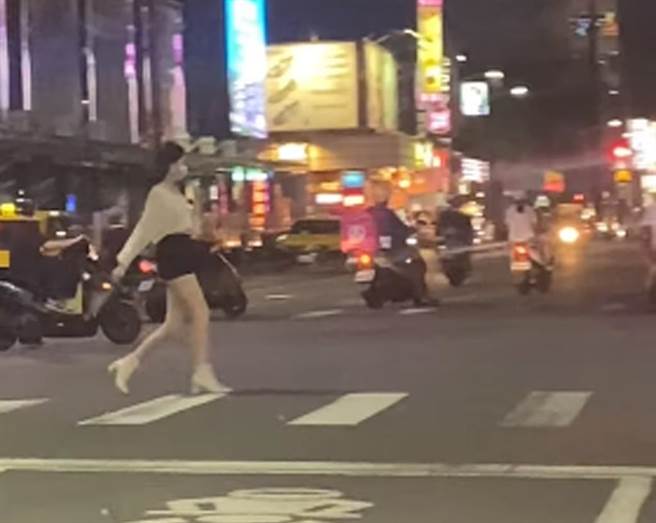 网友分享逆天长腿正妹过马路影片，引来不少议论。（截自脸书社团《●【爆废公社二馆】●》影片）