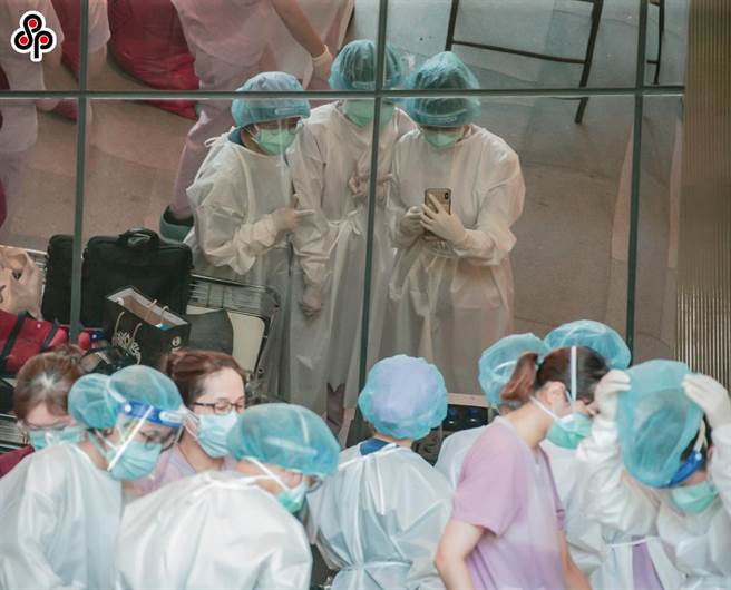 新冠肺炎疫情爆發，對醫護造成沉重的壓力。（本報資料照片）