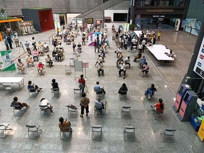 接种后死亡事件新增13死，台湾疫苗覆盖率目前达11.45%。图为疫苗接种站画面。（本报系资料照）
