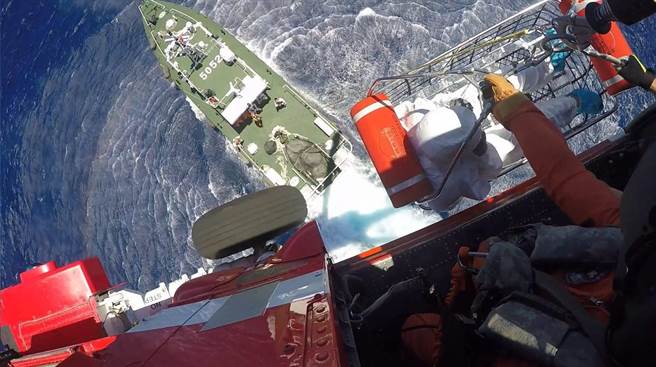 台籍船员在花莲外海作业感到身体不适，海巡、空勤总队同步救援。（空勤总队花莲机场驻地勤务第1大队第3队提供／王志伟花莲传真）