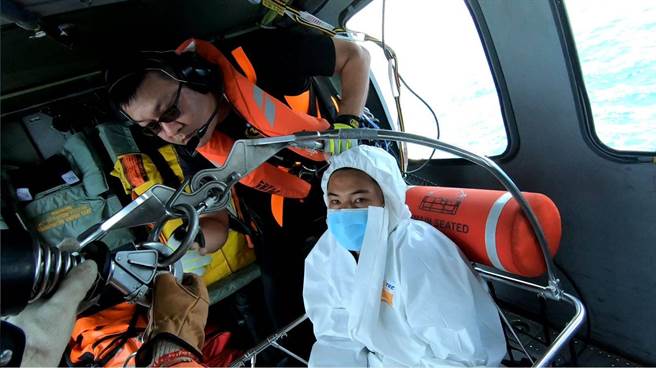 24岁本国籍船员作业时突感身体不适，被吊挂上直升机。（空勤总队花莲机场驻地勤务第1大队第3队提供／王志伟花莲传真）