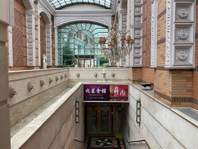 在地经营20余年的桃园兆笙会馆2017年爆发欠薪争议，隔年无预警停业，欠下885万元国税。(翻摄照片／蔡依珍桃园传真)