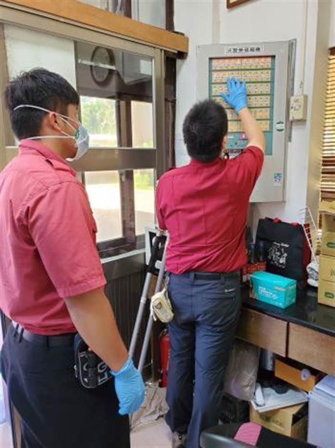 苗栗縣政府消防局及文觀局聯合稽查縣內防疫旅館。（苗栗縣政府文觀局提供／謝明俊苗栗傳真）