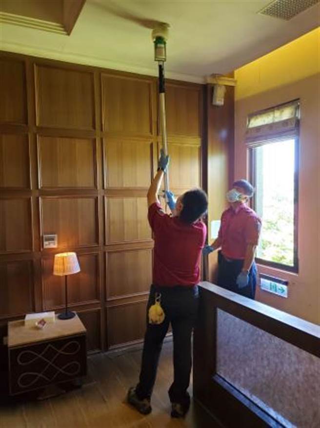 苗栗縣政府消防局及文觀局聯合稽查縣防疫旅館。（苗栗縣政府文觀局提供／謝明俊苗栗傳真）