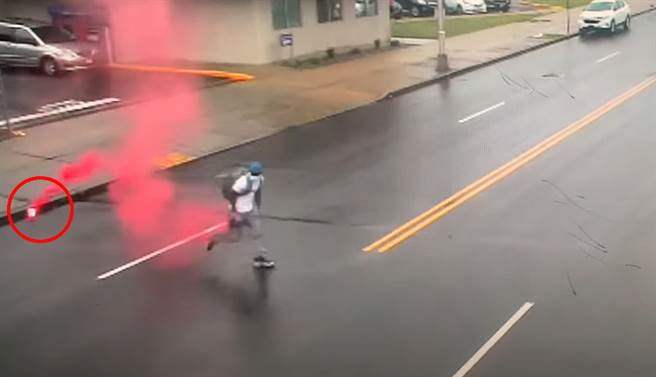 27歲男子光天化日下搶銀行，不料卻被銀行擺了一道，身上的「染料包」爆炸冒出陣陣紅煙，讓他行跡敗露，也有助於警方辨識蒐證。（圖片翻攝自YouTube/
Newark NJ Department Public Safety）