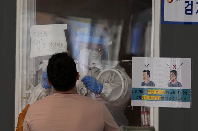 鋻于首都圈地区20到39岁人群病例骤增，政府强烈建议这些人群进行预防性核酸检测，为此，首尔市每个区将至少增设2处检测点。(图／美联社)