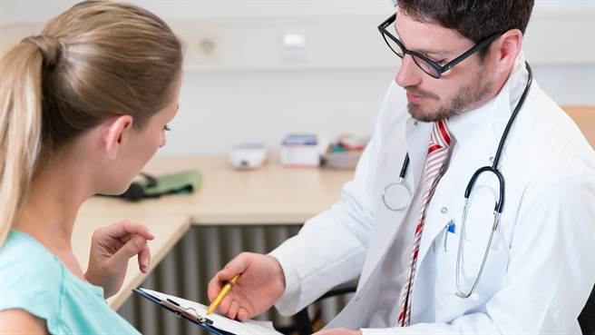 国外一名女网友因耳鼻不适前往医院检查，才发现耳朵中卡异物。图片为示意图非本人（图／shutterstock）