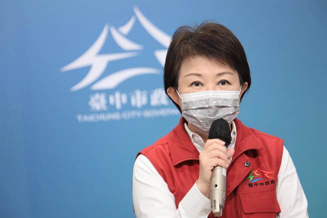 面对7月12日三级警戒到期后，台中市要不要微解封，台中市长卢秀燕7日在中市疫情指挥中心记者会上抛出中市会「微微改」政策主轴。（台中市政府提供／冯惠宜台中传真）