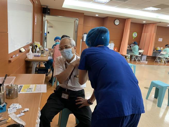 台南市第一劑COVID-19疫苗人口涵蓋率已達10.31％。(台南市政府提供／曹婷婷台南傳真)