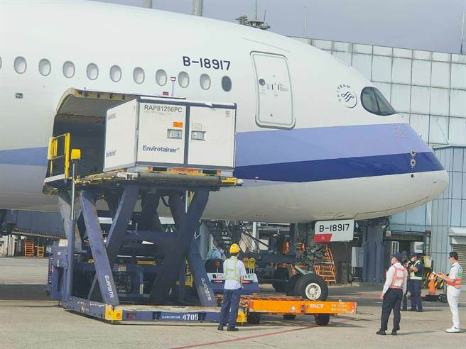 我国採购第二批62万剂AZ疫苗，自泰国曼谷运抵桃园机场。(陈麒全摄)