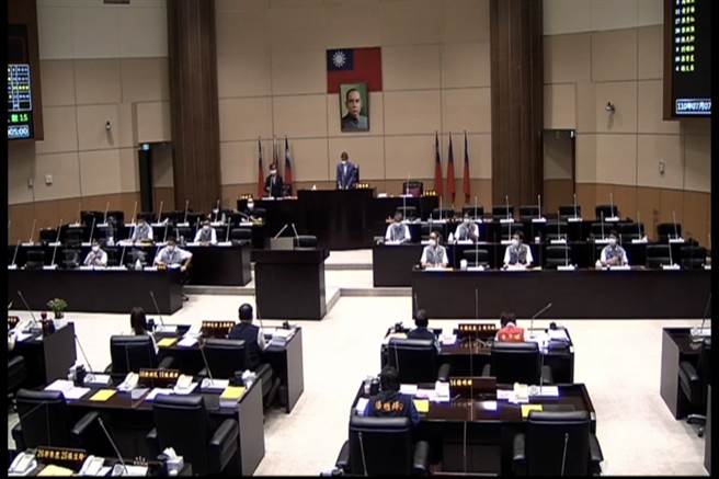 苗栗子弟警察局長周煥興議會初登板，全程客語應答驚艷全場。(戴志揚翻攝)