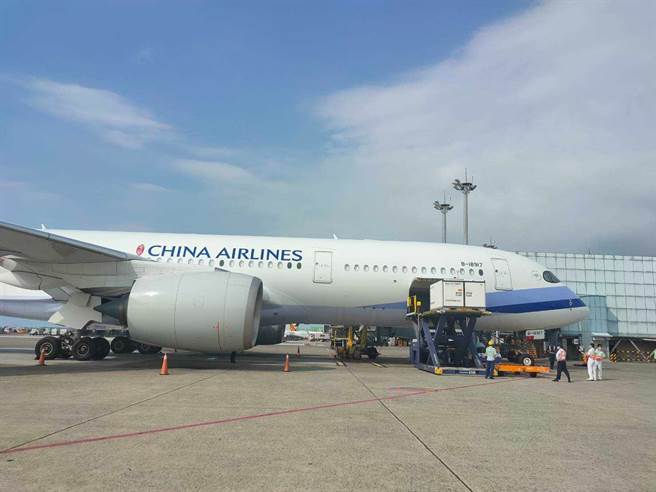 我国採购第二批62万剂AZ疫苗，自泰国曼谷运抵桃园机场。(陈麒全摄)
