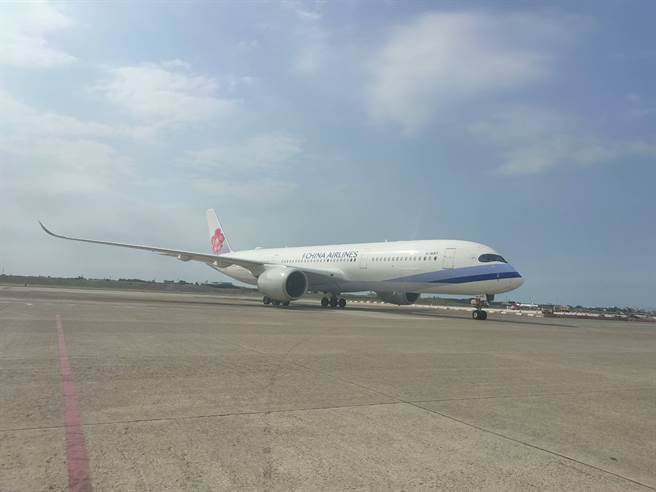 我国採购第二批62万剂AZ疫苗，自泰国曼谷运抵桃园机场。(陈麒全摄)