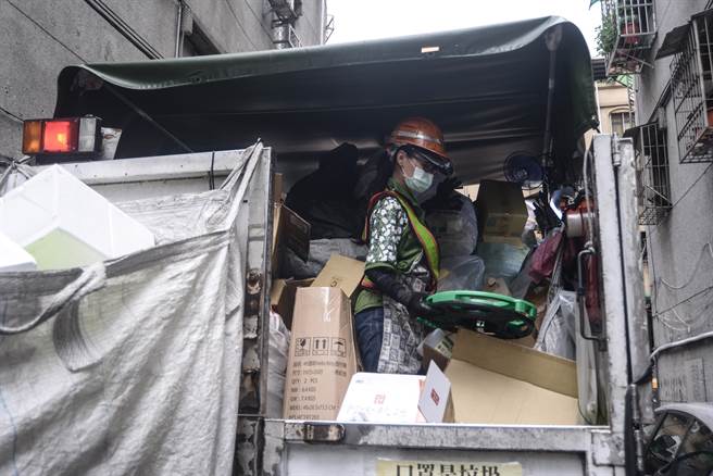 新北市環保局統計，5、6月紙容器回收量暴增，較去年度同期增加17％，其中不少民眾貪圖方便，不清洗回收物直接丟棄。（環保局提供）