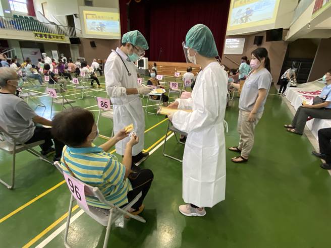 台中7日首度開放70歲以上長者施打莫德納疫苗，市府一連三天共啟動64個快打站進行大規模接種。（馮惠宜攝）