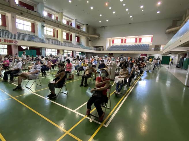 台中7日首度開放70歲以上長者施打莫德納疫苗，市府一連三天共啟動64個快打站進行大規模接種。（馮惠宜攝）