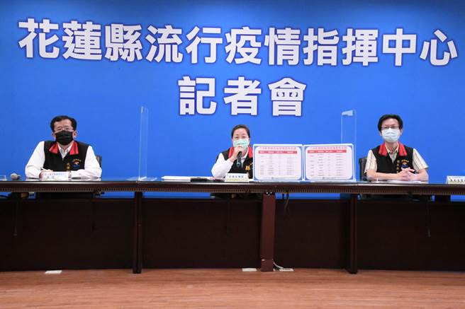 洪耀南发文调侃打残剂，花莲县府秘书长张逸华针对洪耀南发文，认为应该跟台湾人民道歉，中间为县长徐榛蔚。（花莲县府提供／王志伟花莲传真）