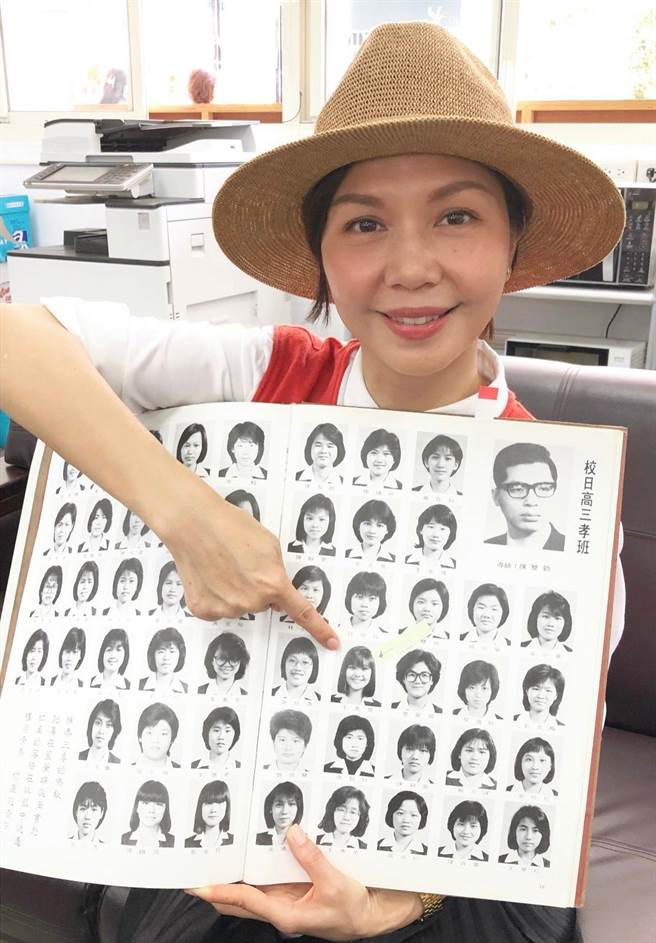 于子育翻阅毕业纪念册。（鹊儿喜提供）