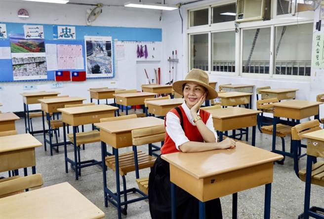 于子育逛校园重回高三教室。（鹊儿喜提供）