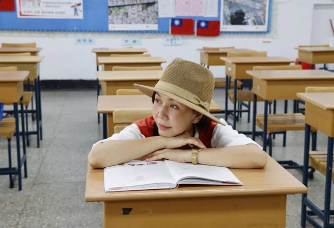 于子育逛校园重回高三教室。（鹊儿喜提供）