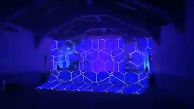 台东回响乐团租借台东糖厂仓库，增添多项设备，其中灯光可随音乐节奏、演出型态调整（蔡旻妤摄）