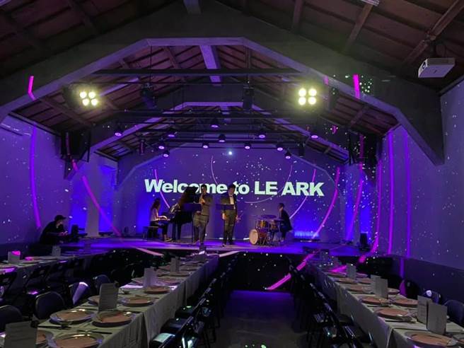 台东回响乐团租借台东糖厂仓库，增添多项设备，其中灯光可随音乐节奏、演出型态调整。日前活动照。（蔡旻妤摄）