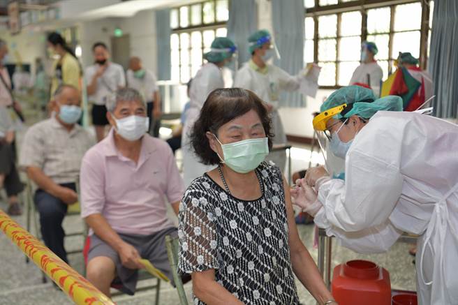南投縣7月3日起為74歲至85歲長者（原住民64至75歲者）接種莫德納疫苗，但接種率僅一半，南投縣衛生局呼籲民眾接到通知單一定要來打。（南投縣府提供／黃國峰南投傳真）