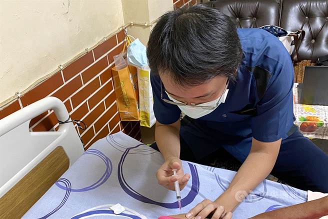 奇美医学中心整合医疗中心暨老年医学科主任蔡冈廷（图）近日到接受居家医疗照顾的个案家中，为长者施打疫苗。（奇美医学中心提供）