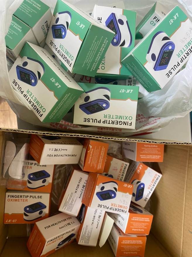 市售800多元的血氧幾，經查是未經核准輸入的醫療器材，檢察官查扣865個，並依違反醫療器材管理法，諭令林姓負責人10萬交保。（圖：李文正翻攝）