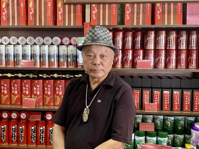 前日月潭游艇公会理事长庄武源，赤脚行遍天下。（廖志晃摄）