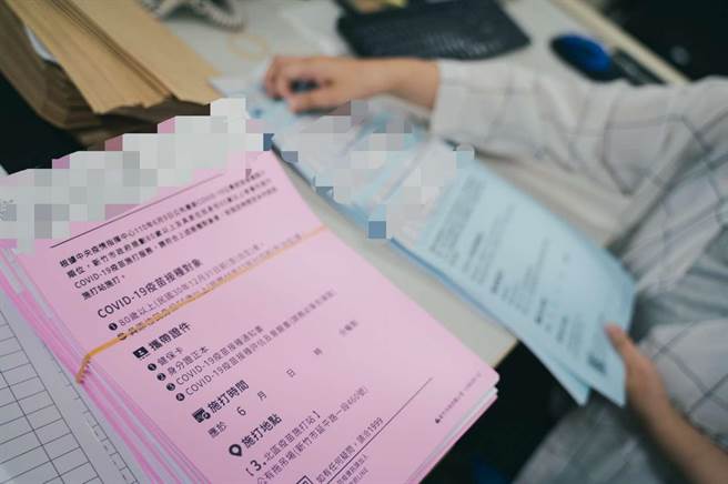 疫苗优先施打通知书都委由里邻长们送达，新竹市议会国民党团议员7日特别为邻长们请命，让邻长优先列入施打对象。（翻摄照片／陈育贤新竹传真）