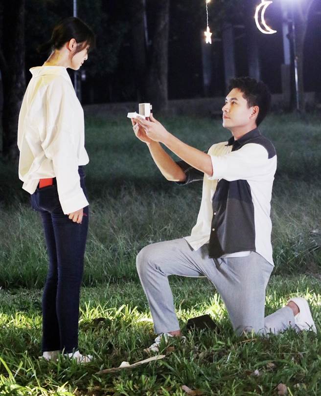 王传一剧中即将向赖雅妍求婚。（三立提供）