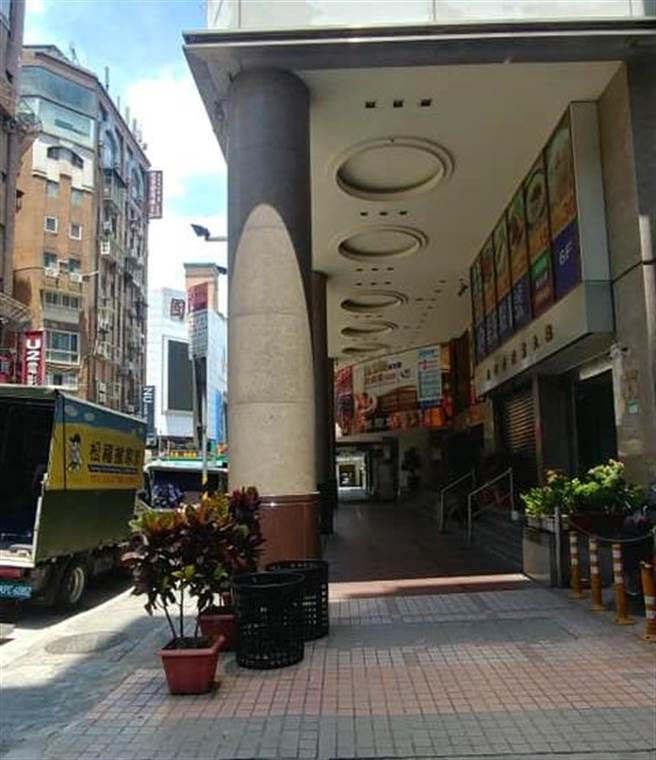 有民眾在脸书询问，「有人知道星聚点是装潢还是要关掉了？」(翻摄我是万华人脸书社团)