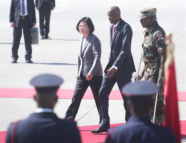 友邦海地总统摩依士（Jovenel Moise）惊传在家遭暗杀身亡。图为2019年7月，蔡英文总统出访海地时，海地总统摩依士在机场以军礼迎接的资料照。（资料照／中央社）