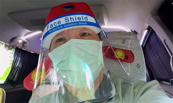 把小黄布置成KTV的网红运将涂清凉，不认同柯文哲第七类疫苗特权说，并在记者会职播留言呛声。(摄影/陈盈臻)