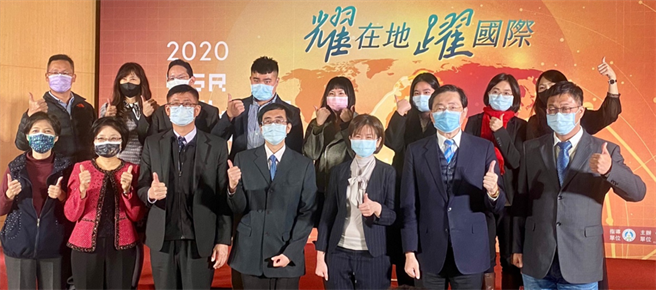 东华大学「比邻共好、科技翻转」颁奖后合照。(图/东华大学提供)