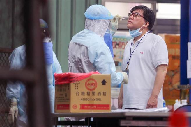 华航桃园机场货运站办公室1人确诊，桃园市卫生局7日早上前往进行疫调，目前匡列200多人，疫调结果可能陆续匡列增加到近800人。为了防阻疫情蔓延，连续将在7、8日两天，针对华航货运场站中的205名员工，先全面PCR筛检。（陈麒全摄）
