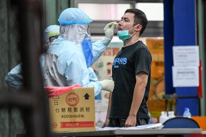 华航桃园机场货运站办公室1人确诊，桃园市卫生局7日早上前往进行疫调，目前匡列200多人，疫调结果可能陆续匡列增加到近800人。为了防阻疫情蔓延，连续将在7、8日两天，针对华航货运场站中的205名员工，先全面PCR筛检。（陈麒全摄）
