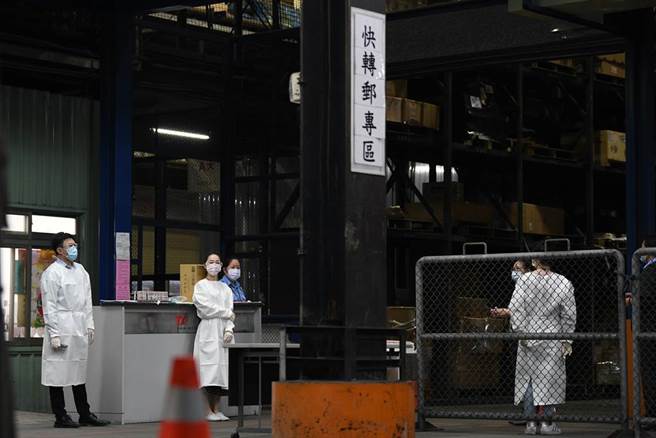 华航桃园机场货运站办公室1人确诊，桃园市卫生局7日早上前往进行疫调，目前匡列200多人，疫调结果可能陆续匡列增加到近800人。为了防阻疫情蔓延，连续将在7、8日两天，针对华航货运场站中的205名员工，先全面PCR筛检。（陈麒全摄）

