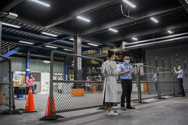 华航桃园机场货运站办公室1人确诊，桃园市卫生局7日早上前往进行疫调，目前匡列200多人，疫调结果可能陆续匡列增加到近800人。为了防阻疫情蔓延，连续将在7、8日两天，针对华航货运场站中的205名员工，先全面PCR筛检。（陈麒全摄）

