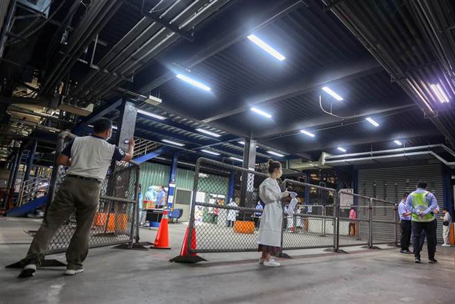 华航桃园机场货运站办公室1人确诊，桃园市卫生局7日早上前往进行疫调，目前匡列200多人，疫调结果可能陆续匡列增加到近800人。为了防阻疫情蔓延，连续将在7、8日两天，针对华航货运场站中的205名员工，先全面PCR筛检。（陈麒全摄）
