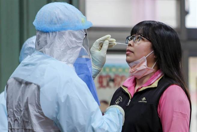 华航桃园机场货运站办公室1人确诊，桃园市卫生局7日早上前往进行疫调，目前匡列200多人，疫调结果可能陆续匡列增加到近800人。为了防阻疫情蔓延，连续将在7、8日两天，针对华航货运场站中的205名员工，先全面PCR筛检。（陈麒全摄）
