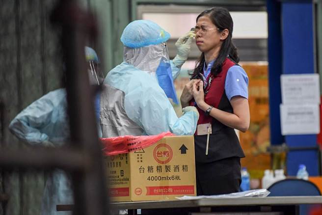 华航桃园机场货运站办公室1人确诊，桃园市卫生局7日早上前往进行疫调，目前匡列200多人，疫调结果可能陆续匡列增加到近800人。为了防阻疫情蔓延，连续将在7、8日两天，针对华航货运场站中的205名员工，先全面PCR筛检。（陈麒全摄）
