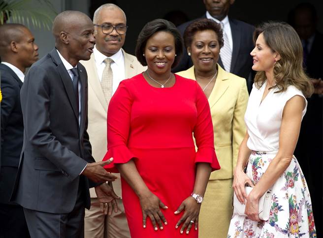 海地第一夫人玛婷摩依士（Martine Moïse，中间红衣者）也在袭击中重伤。（资料照／美联社）