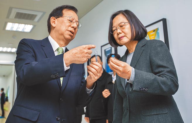 高端昨晚公告將到友邦巴拉圭做三期臨床試驗，並將採「免疫橋接」設計，與AZ疫苗進行比對性試驗。圖為蔡英文總統（右）於2020年2月20日視導「高端疫苗公司」圖左為總經理陳燦堅。（總統府提供）