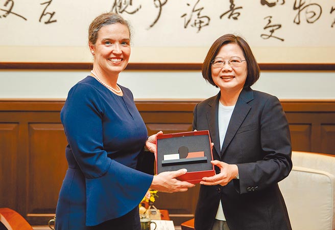 图为2019蔡英文总统（右）接见时任「美国国务院主管澳洲、纽西兰及太平洋岛国事务副助卿暨APEC资深官员孙晓雅（左）访问团」（总统府提供）